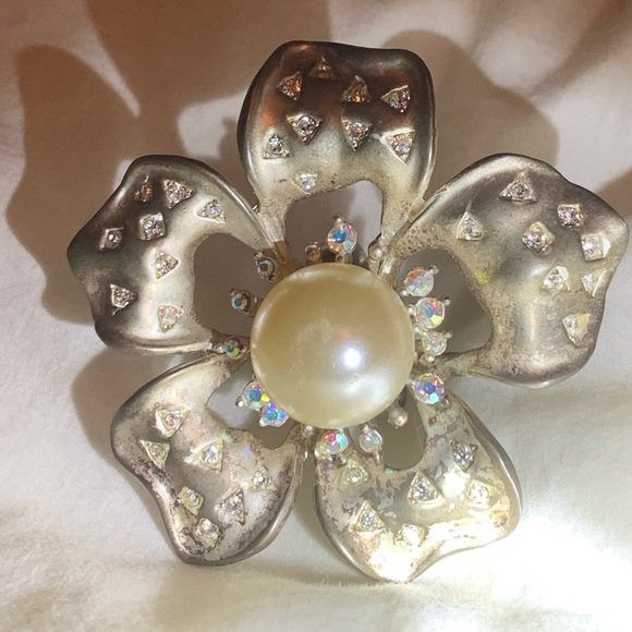 Vintage Large Metal Flower Ring Iridescent Crystals Faux Pearl Center Jewelry - Picture 10 of 11